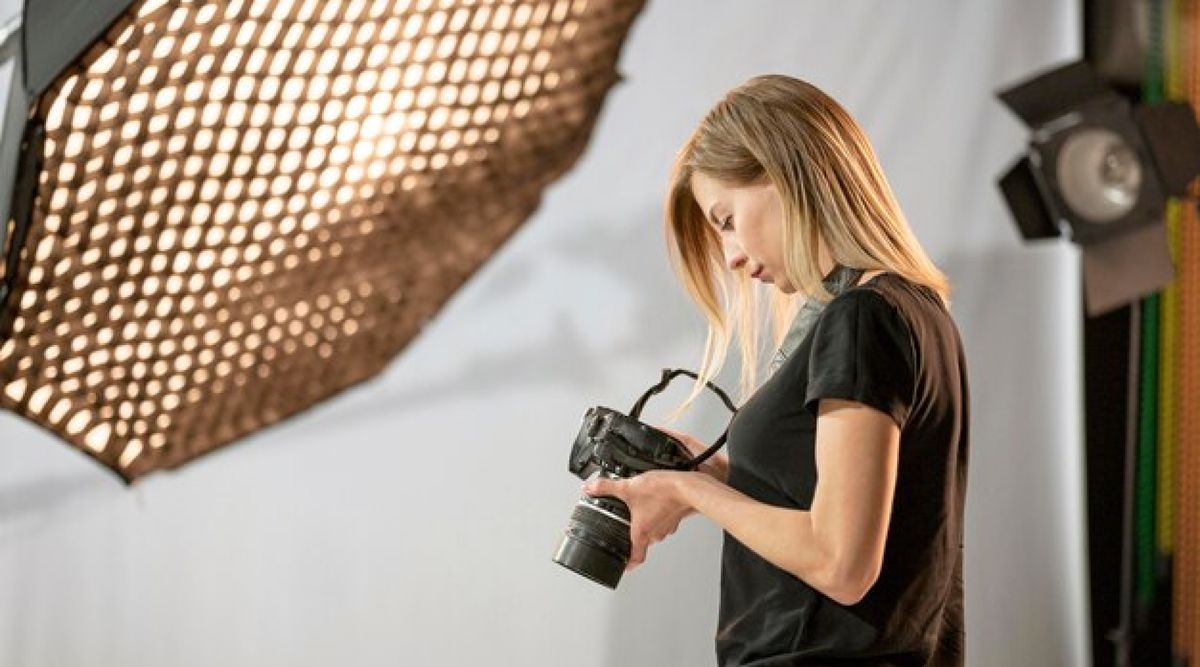 Photographe en studio à Nice pendant une séance photo professionnelle